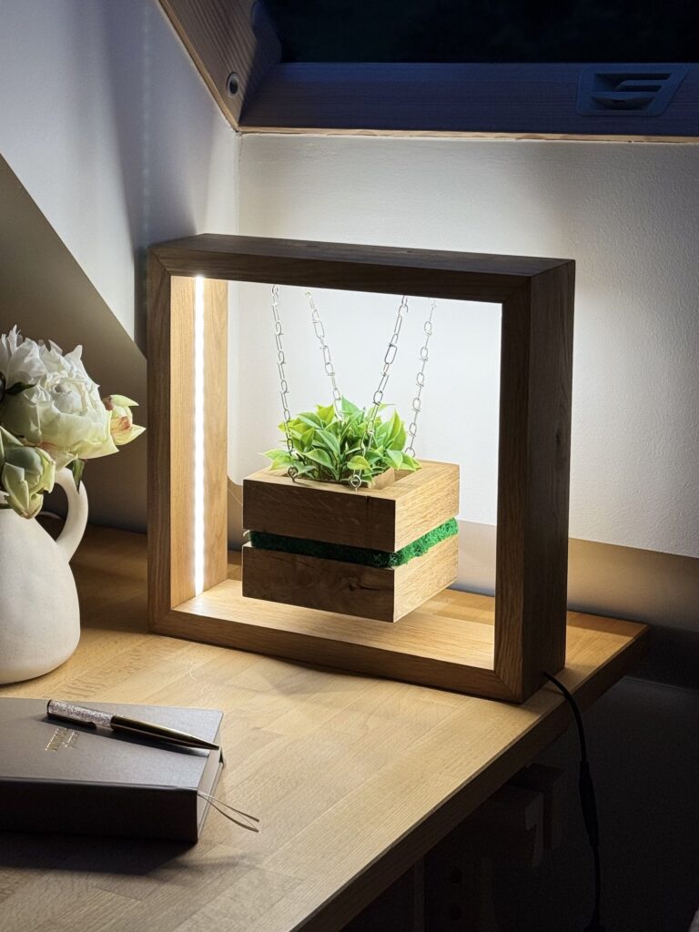 Lampa kwadrat z wiszącą doniczką