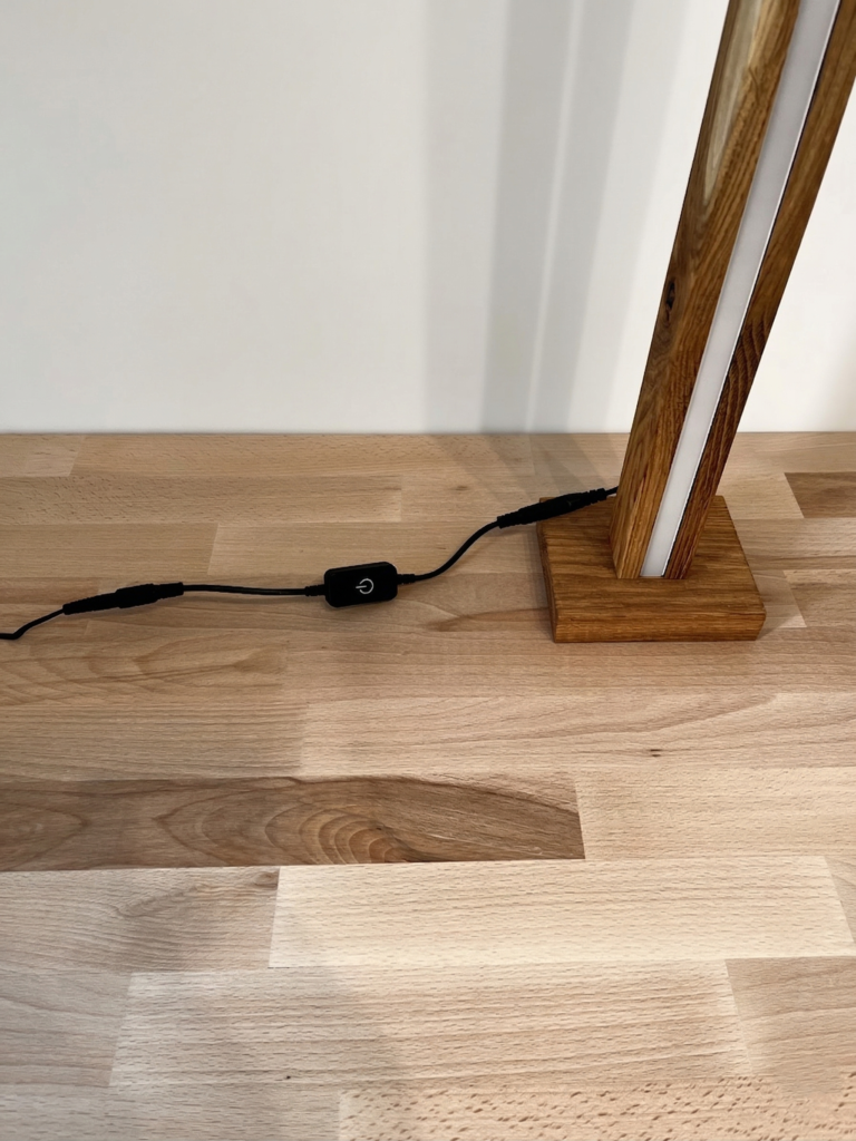 Lampa podłogowa dębowa słupek