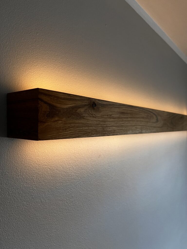 Liniowa lampa ścienna dębowa