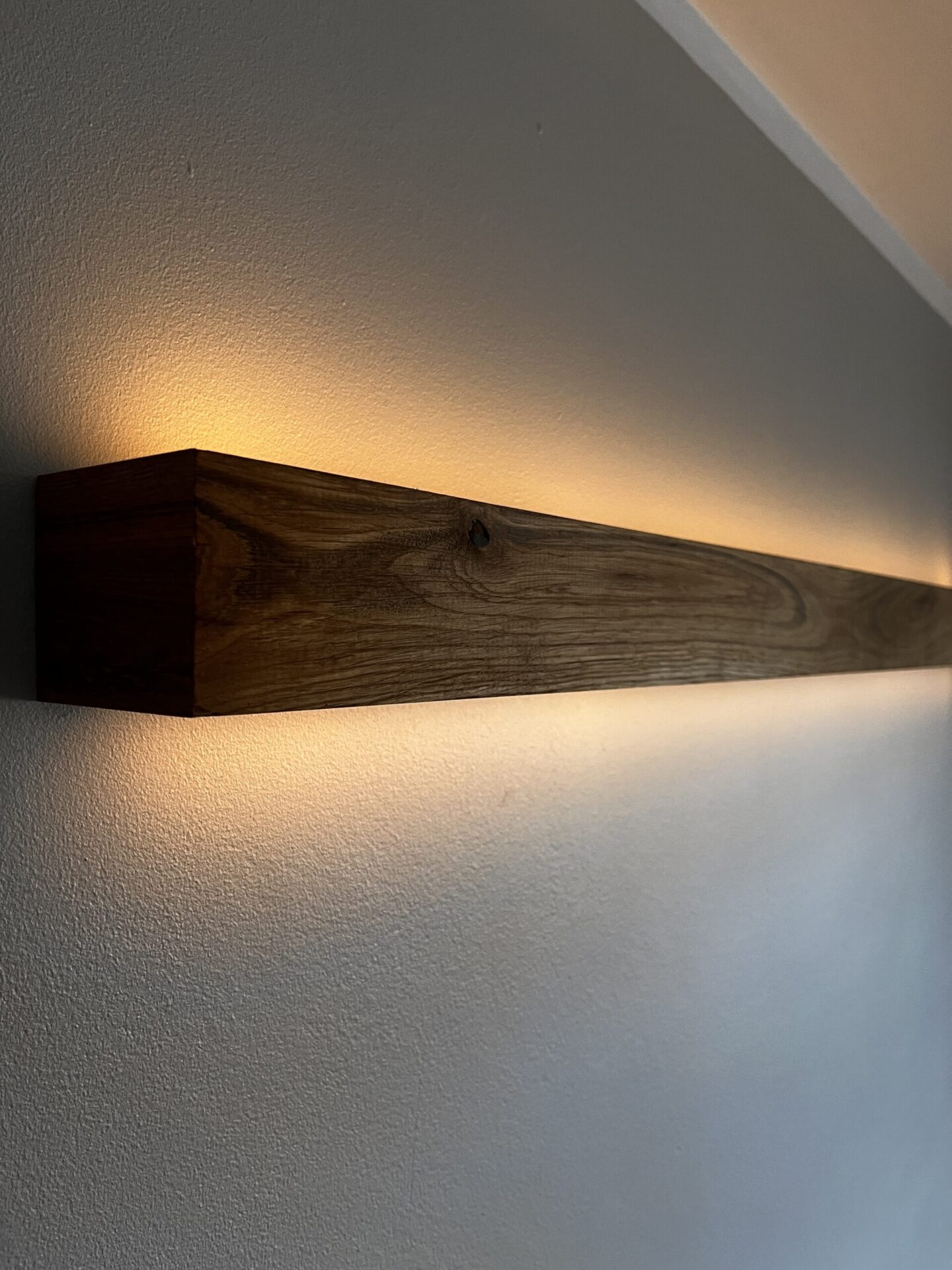 Liniowa lampa ścienna dębowa - obrazek 8