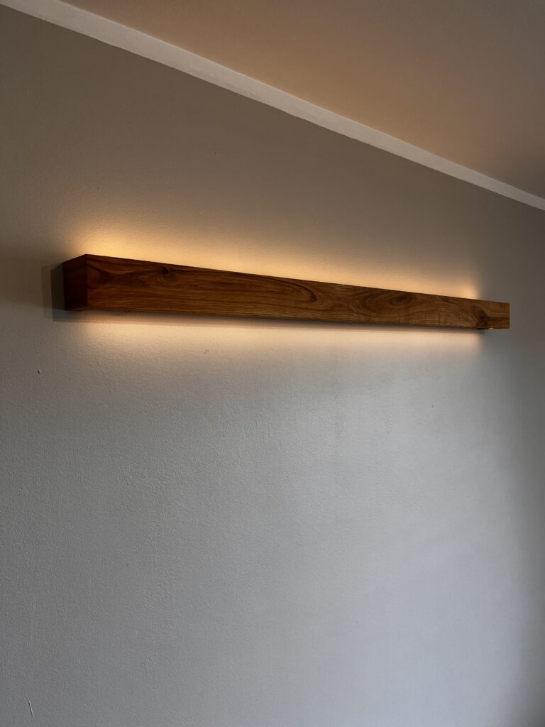 Liniowa lampa ścienna dębowa
