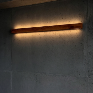 Liniowa lampa ścienna dębowa - obrazek 4