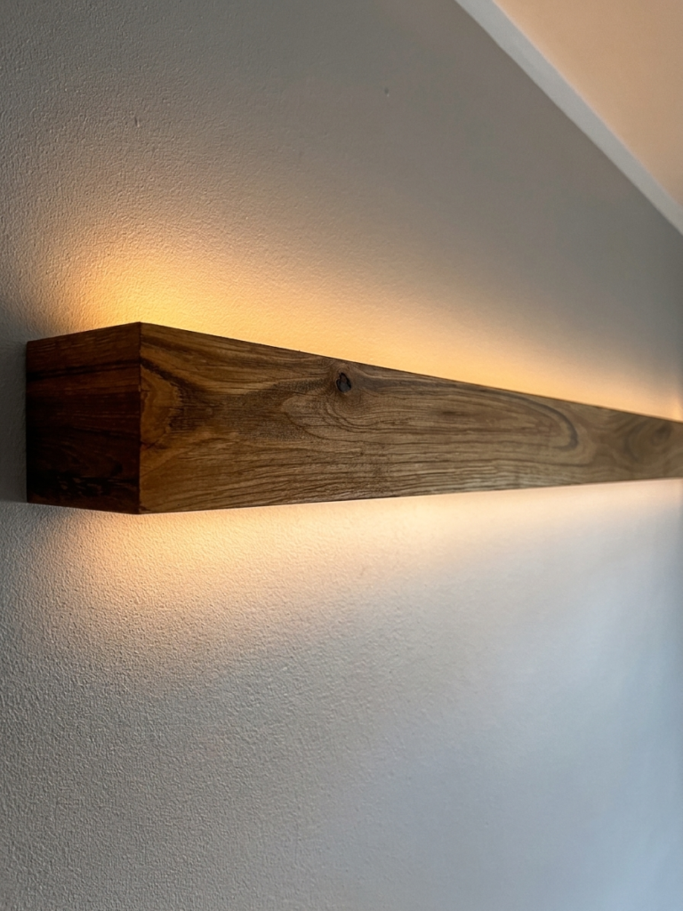 Liniowa lampa ścienna dębowa