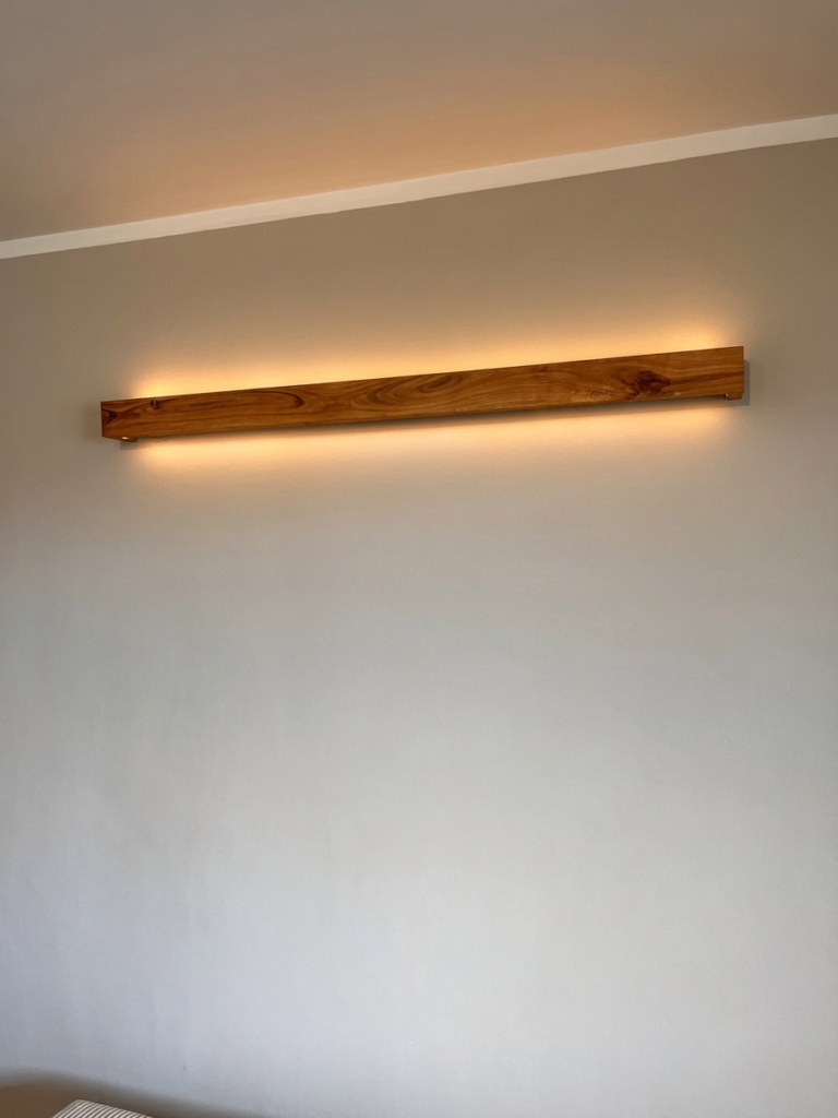 Liniowa lampa ścienna dębowa
